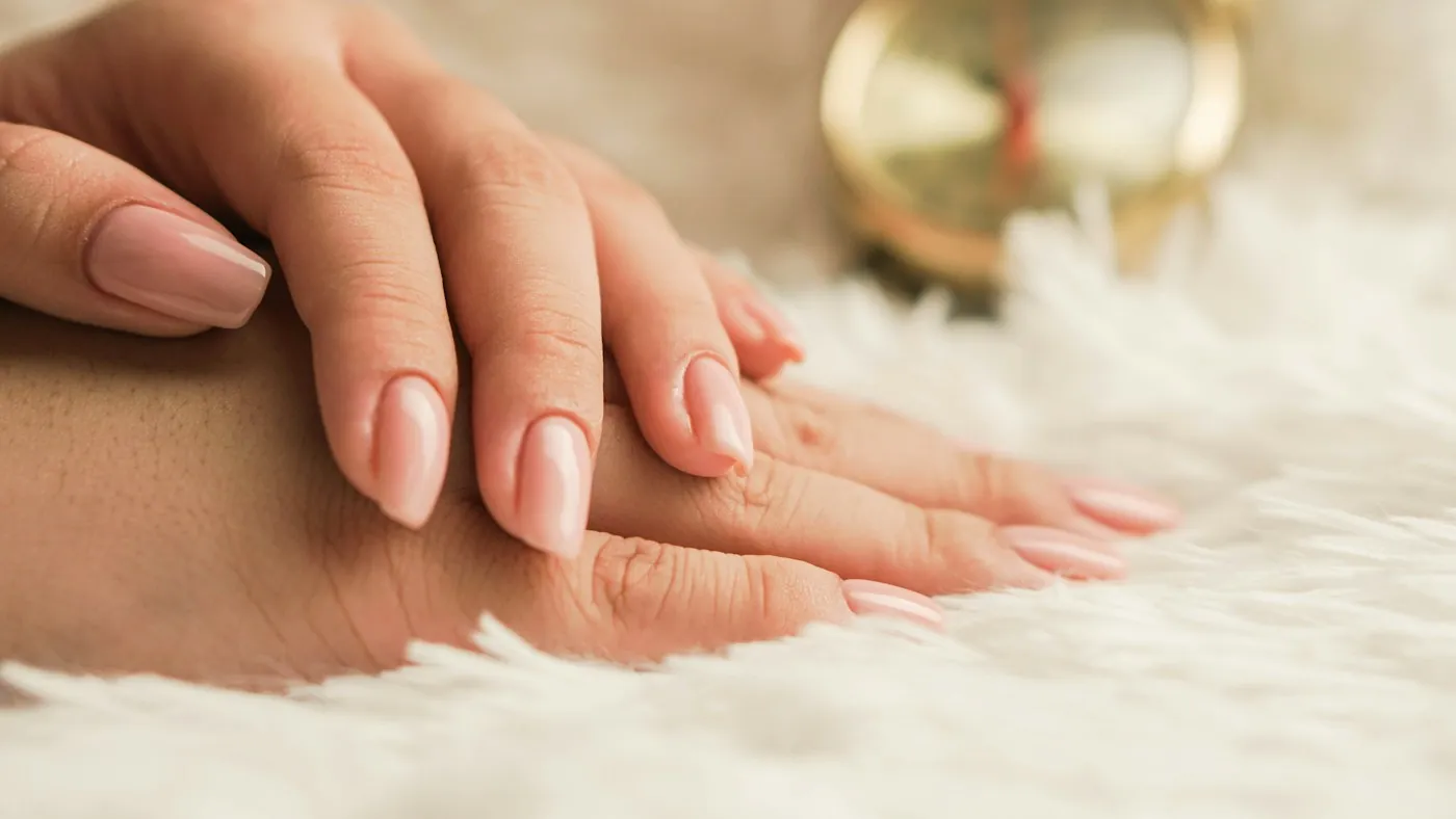 Delikatny manicure w odcieniu pudrowego różu