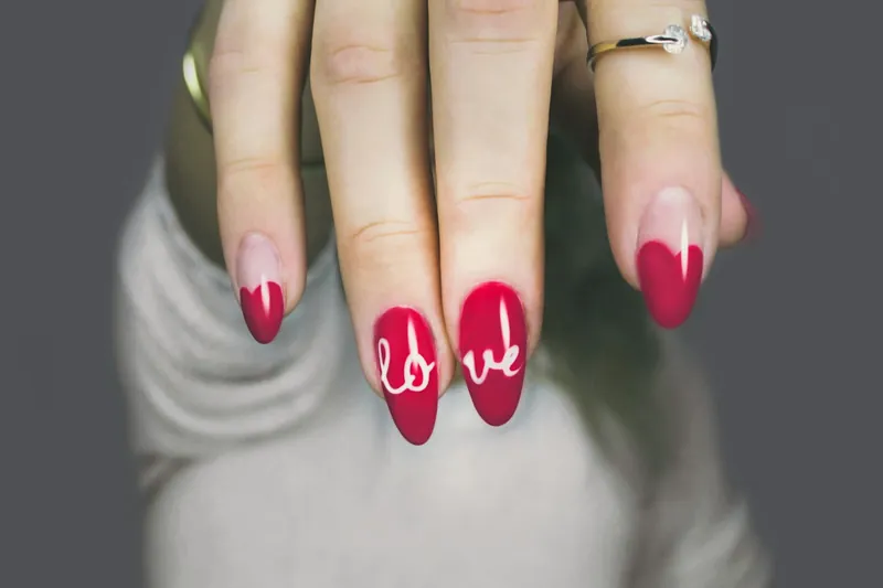 Różowy manicure z motywem serca
