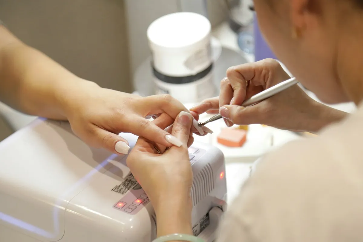 Manicure w naturalnym odcieniu podczas stylizacji